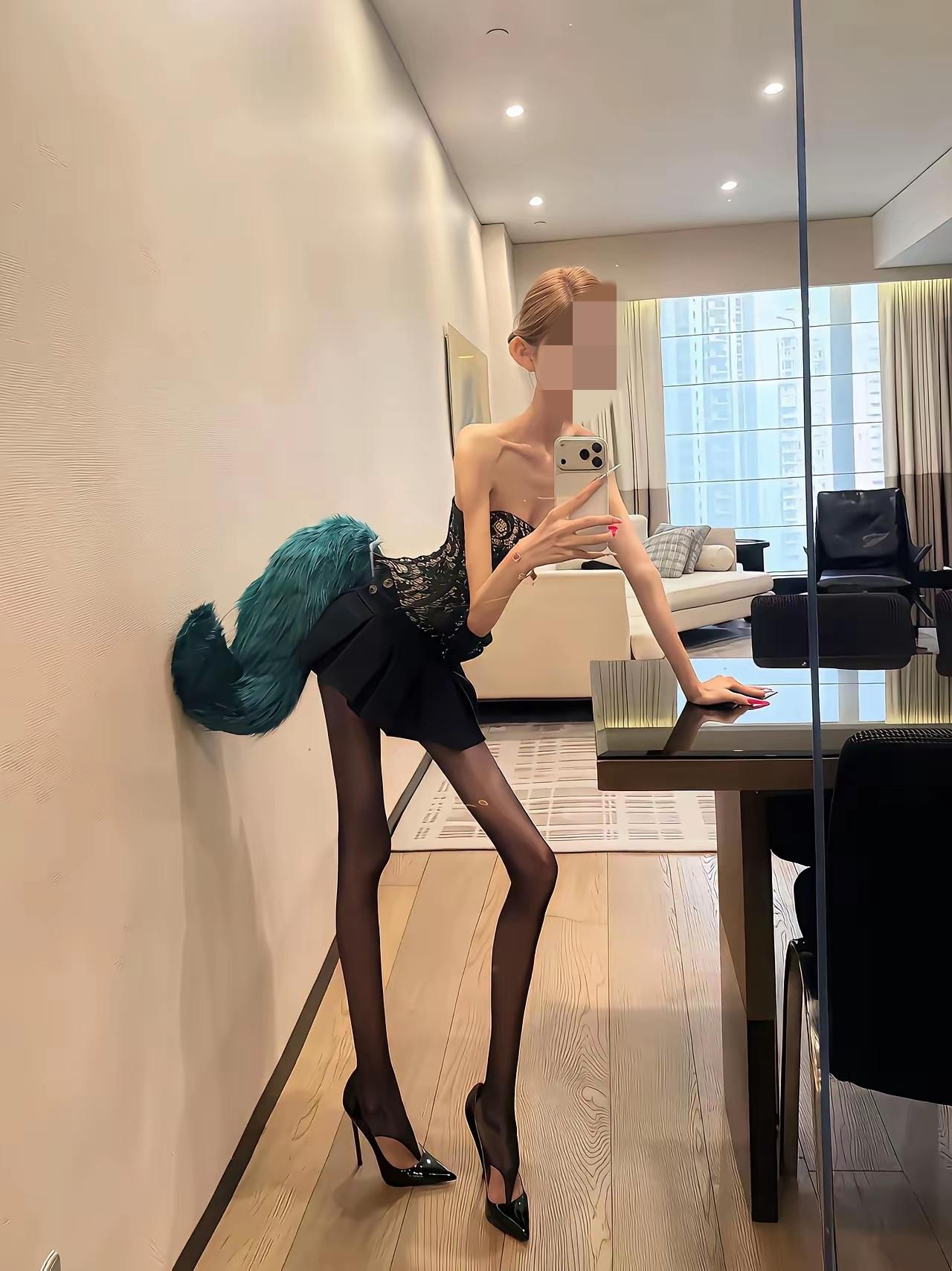 严重怀疑这是AI生成的照片，哪有一个人是长这么瘦的。如果是真人的真实照片，要么身