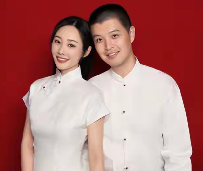 哇塞！今天娱乐圈又迎来一桩大喜事！民谣歌手马頔和演员李纯双双在微博晒出结婚证