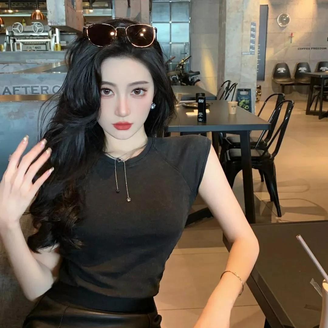 都市酷girl，咖啡馆的时尚一瞬咖啡馆照温柔咖啡店美女美女咖啡馆咖啡馆女神