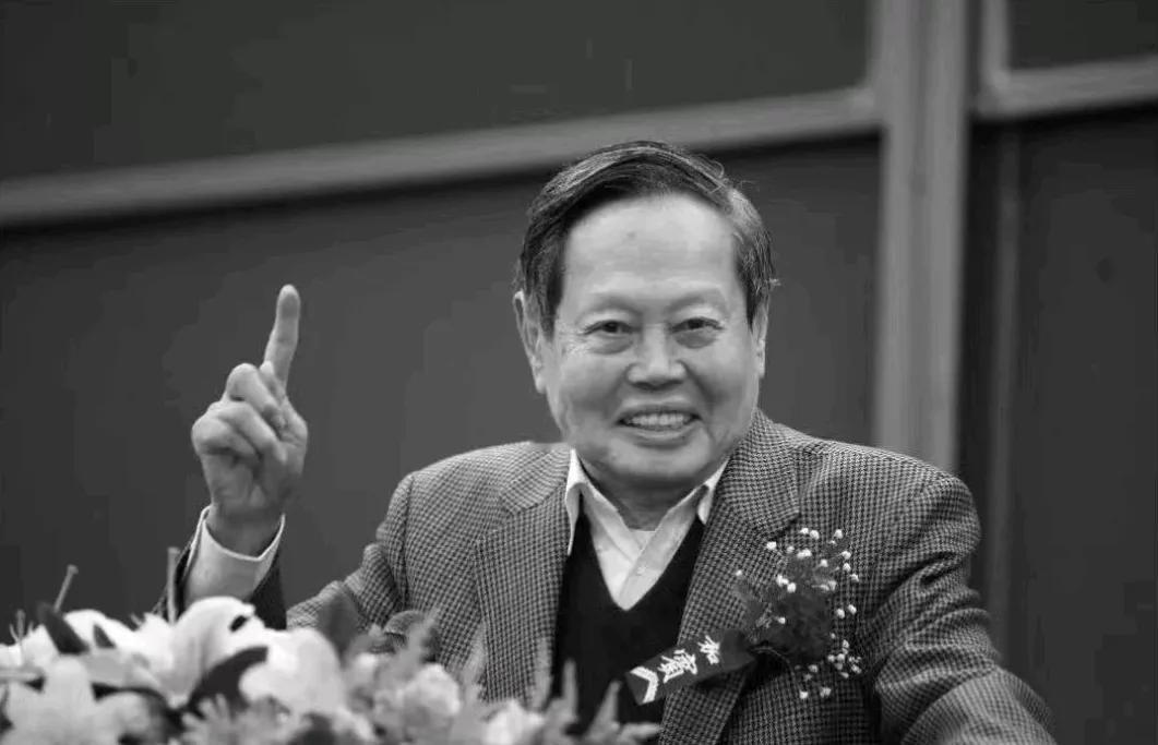 杨振宁的这段轶事,不但让人笑死,而且更让人深思。1949年,他在美国留学,有一天