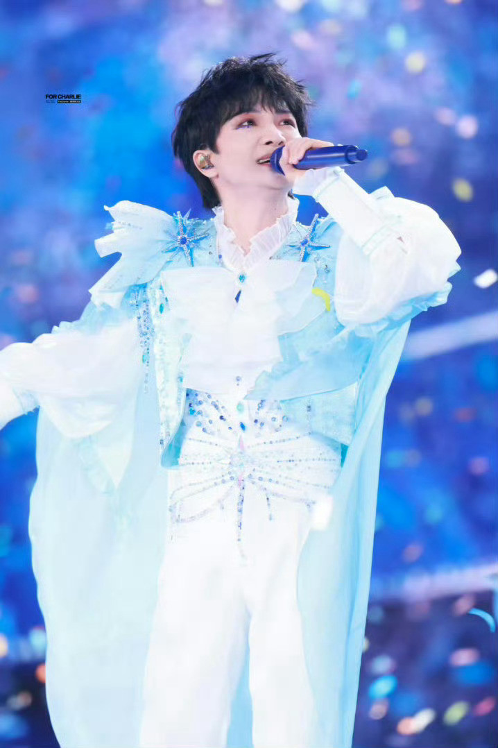 周深差点掉下来2026年9月25日，周深在北京上遭遇舞台事故，演唱时升降台突然提