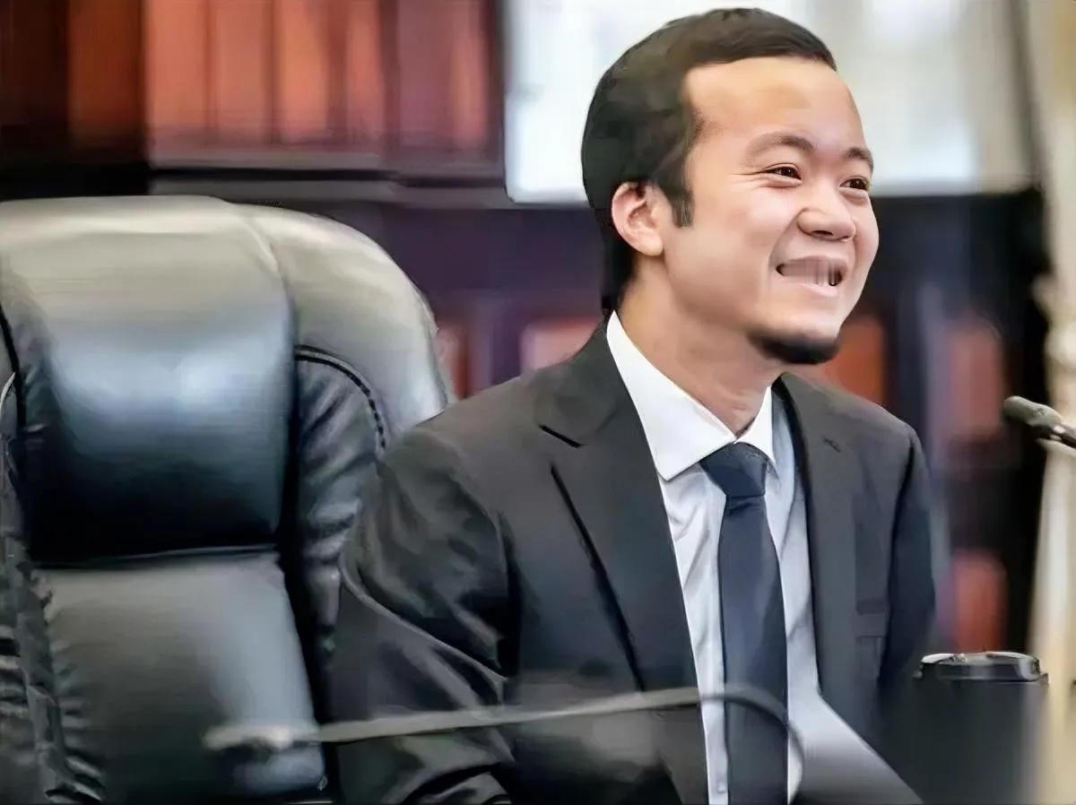 陈志的笑脸藏着什么?李敖的话或许能点破真相这位挂着柬埔寨荣誉勋章、商业领