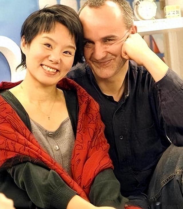 离婚分家，房子、存款、车子、孩子，一样一样掰扯。版权没人提。有报道说，老锣和龚琳娜20年婚姻散场，老