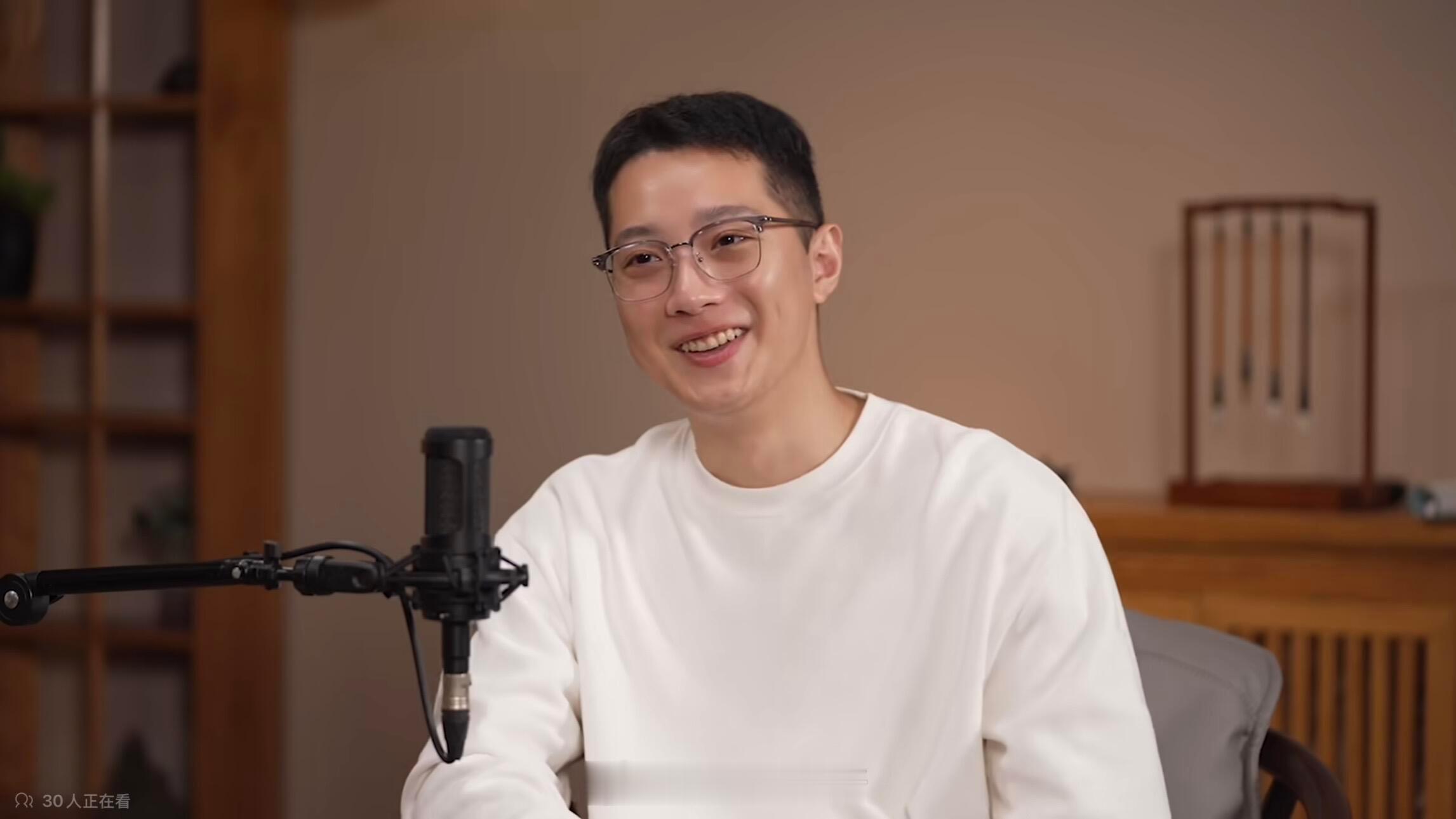 赖冠霖退圈的原因一直被镜头盯着记录，时时刻刻都要被审视，这种无形压力真的很难承受
