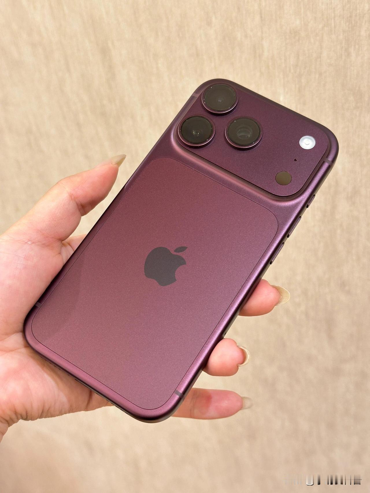 你会更换iPhone18吗？先别急，标准版压根没来最近这个话题吵得挺凶。但