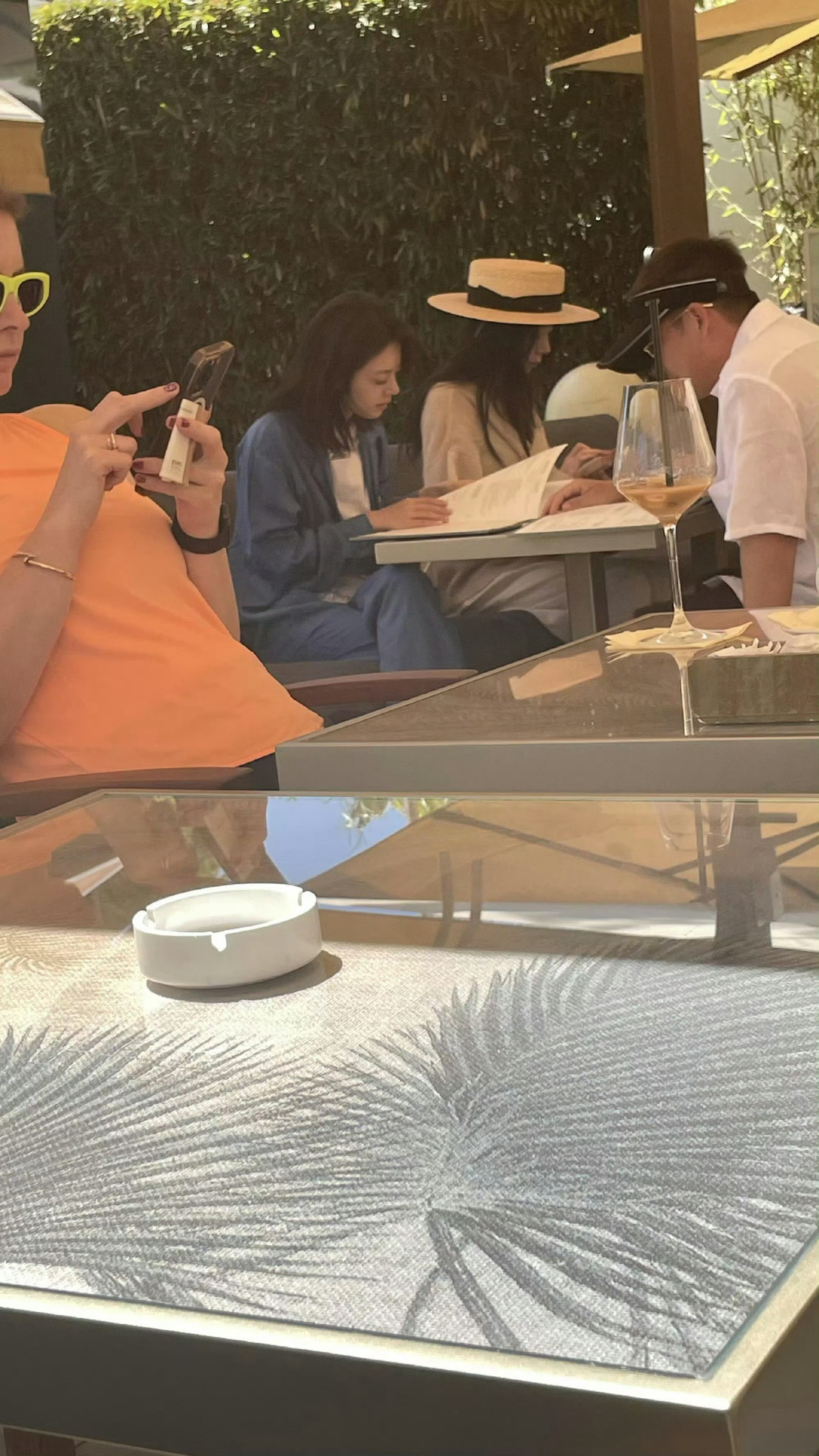 在南法偶遇赵今麦谁能拒绝在南法邂逅这样一张亮眼颜值，麦麦已经美到另一个图层了～