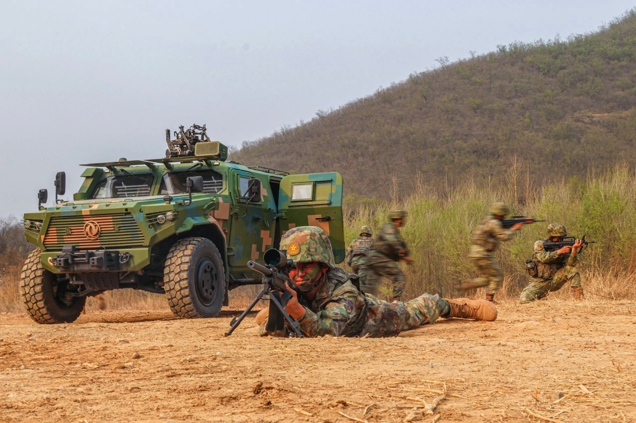 侦察分队这种车顶多了不明设备的猛三记得以前见过局部图。