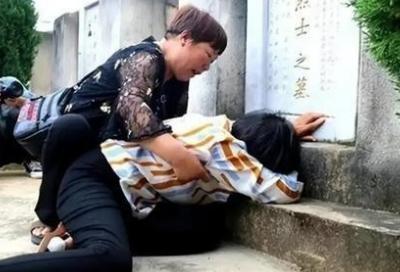 1984年，新婚三天的丈夫，上前线打仗不幸牺牲，不料，她的妻子却立马改嫁给了丈夫