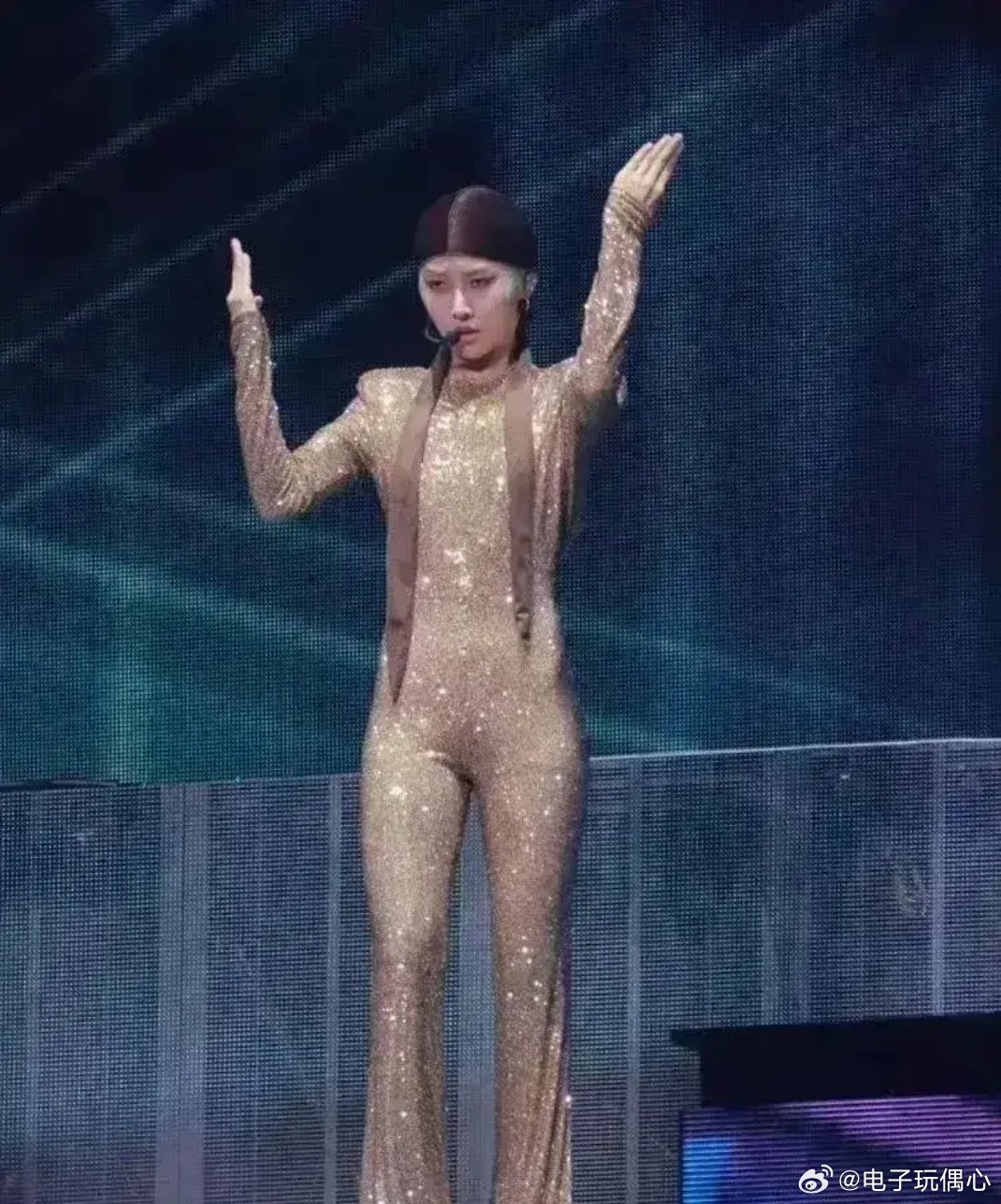 刘雨昕的身材好的离谱，这么贴身的衣服一般人还真驾驭不了