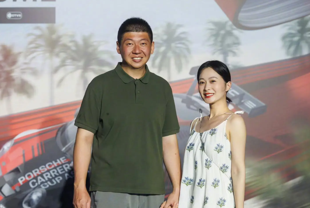 这不是黑人，纯属巧合，晒得