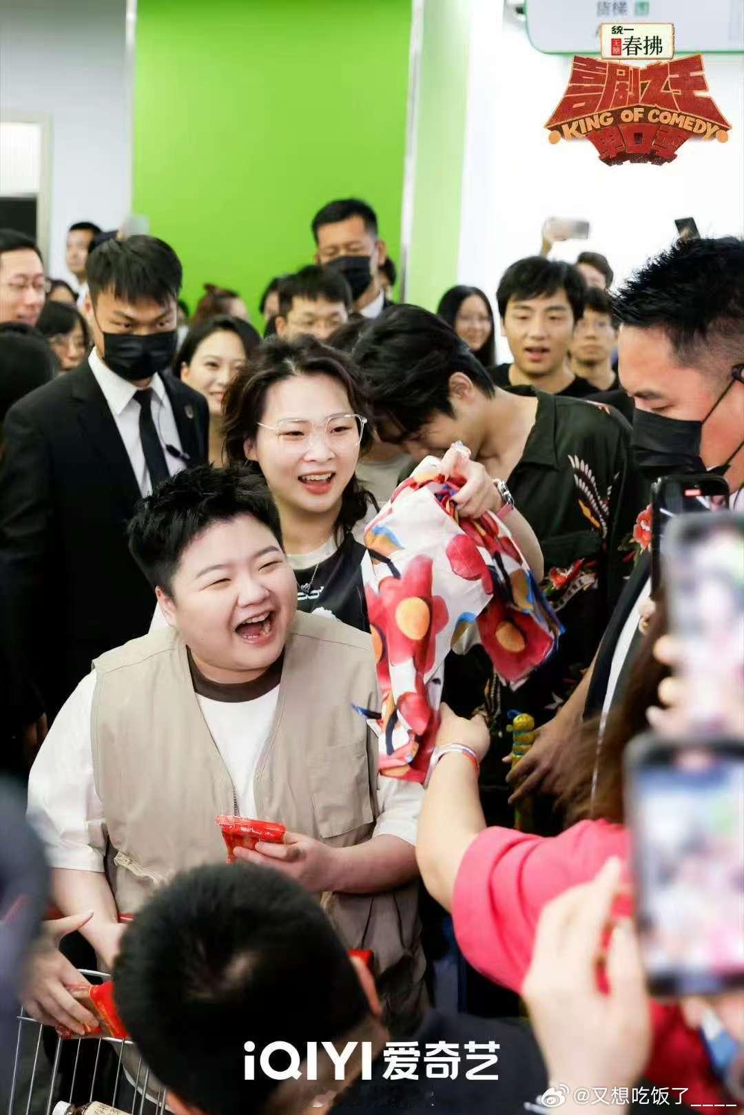 嘻哈姐你惹不起看嘻哈戴发箍跳舞太上头，魔性BGM配上她那些夸张动作，E人能量