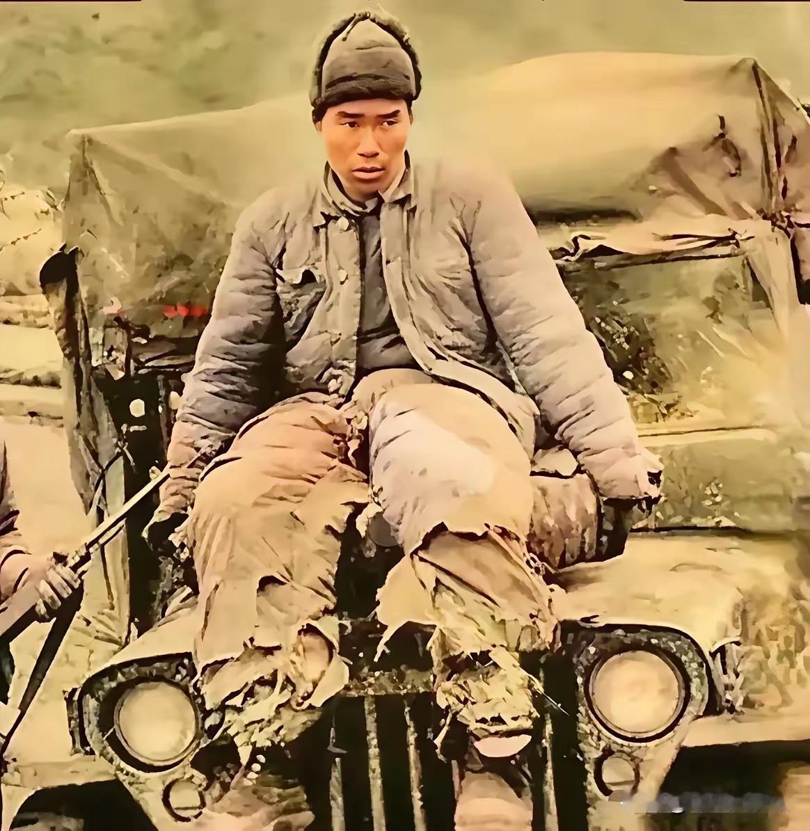 这是我们的子弟兵，我们的亲人啊！如果不是这张照片，想象不出他们就是穿着这样的破