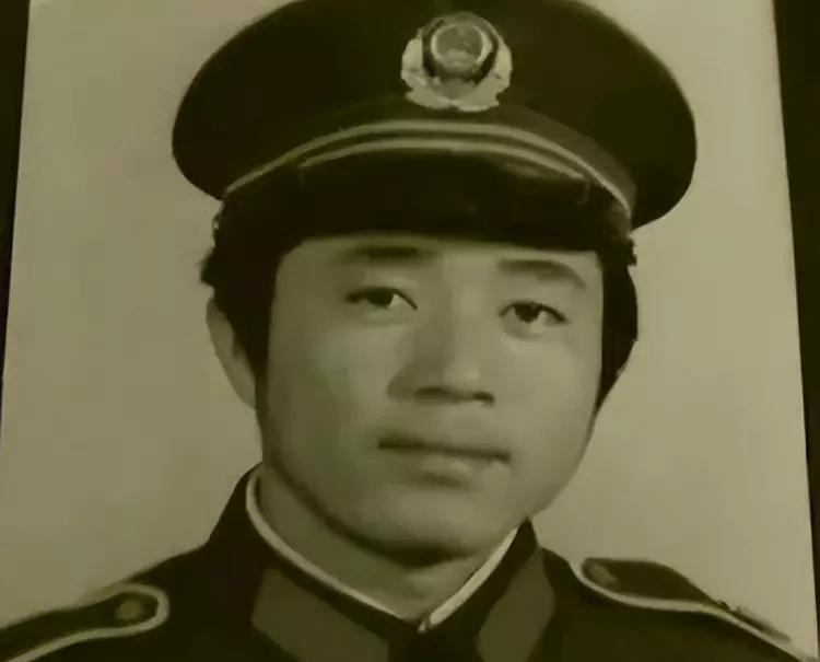 宋名扬，49岁那年从监狱出来，手里攥着一张纸，上面写着“因公染毒”。不是犯错，是