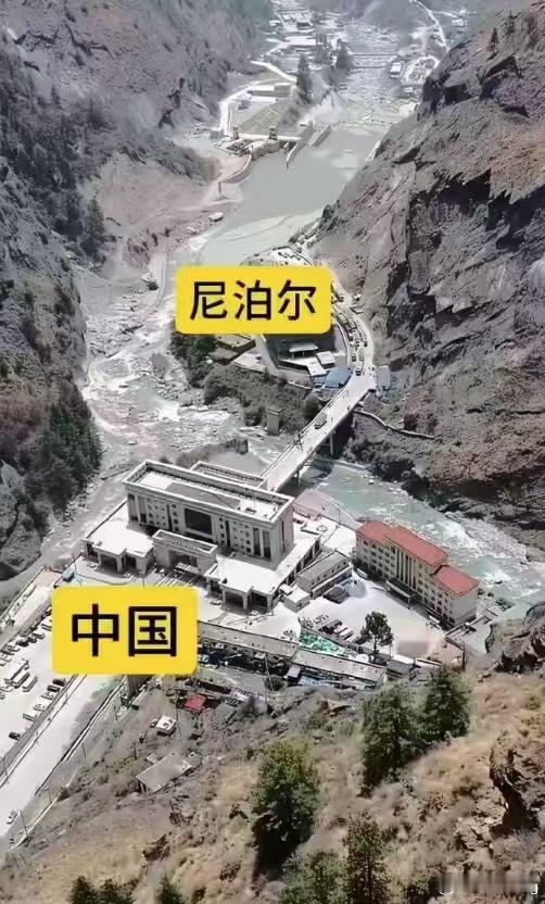 西藏泥石流监控视频又看了很多碎片视频，好多建筑都被泥石流给冲毁了，真的很恐怖！