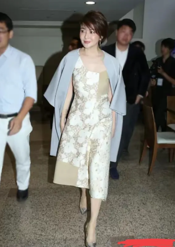 我的个天呐！我在北京王府井步行街街头碰到了谁？好美，真的好美，本人真的太美了！