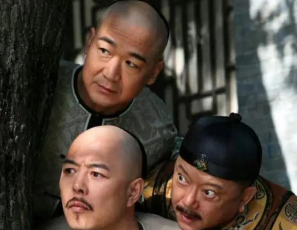 和珅发迹后，一帮穷亲戚来京投奔，和珅没给他们安排差事，而是说：“家里的银子有些潮