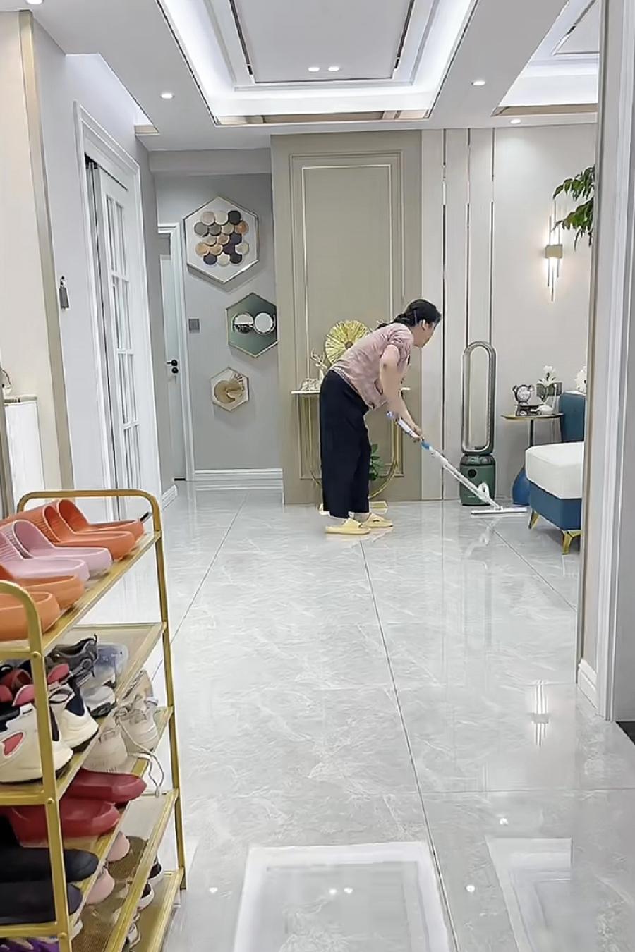 邻居婆婆去世前，把拆迁分的三居室过户给了孙子，还找律师做了公证。她儿子和小三回来