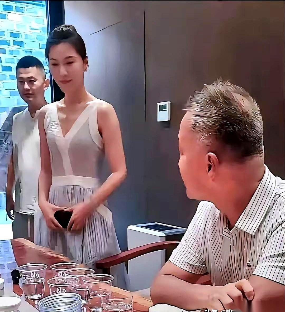 都说沈巍怕女人，见着就躲。可一张照片，把这话堵死了。年轻姑娘就站他跟前，周围