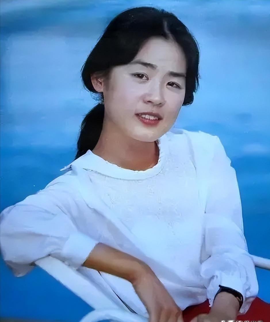 1981年电影片场突发社死现场，19岁女大学生紧攥衣角哭喊：