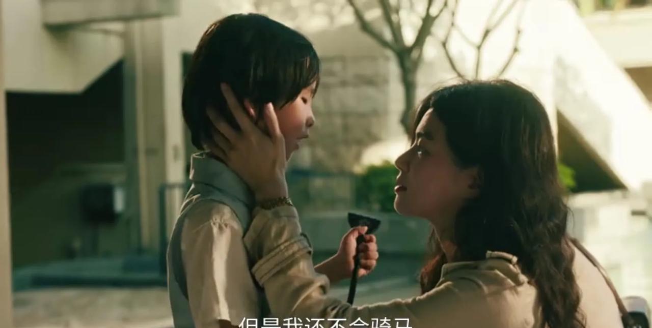 《扫毒风暴》马英子的儿子不仅活着，还成了K哥拿捏马英子的人质。当初三宝为了救孩子