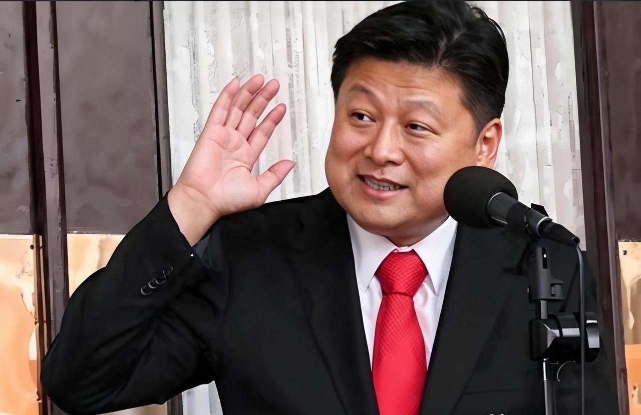 老狐狸傅崐萁！一招倒戈改写国民党格局傅崐萁堪称政坛老狐狸，此次军购案他突然倒
