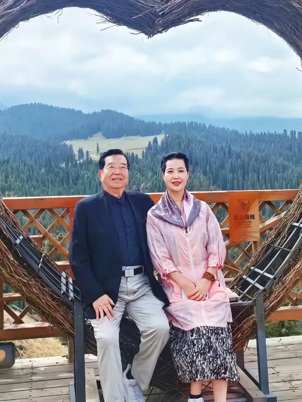 李双江和妻子梦鸽珍贵的旅游留影，俩人携手游新疆，李双江穿着黑恤，头发染黑，精神头