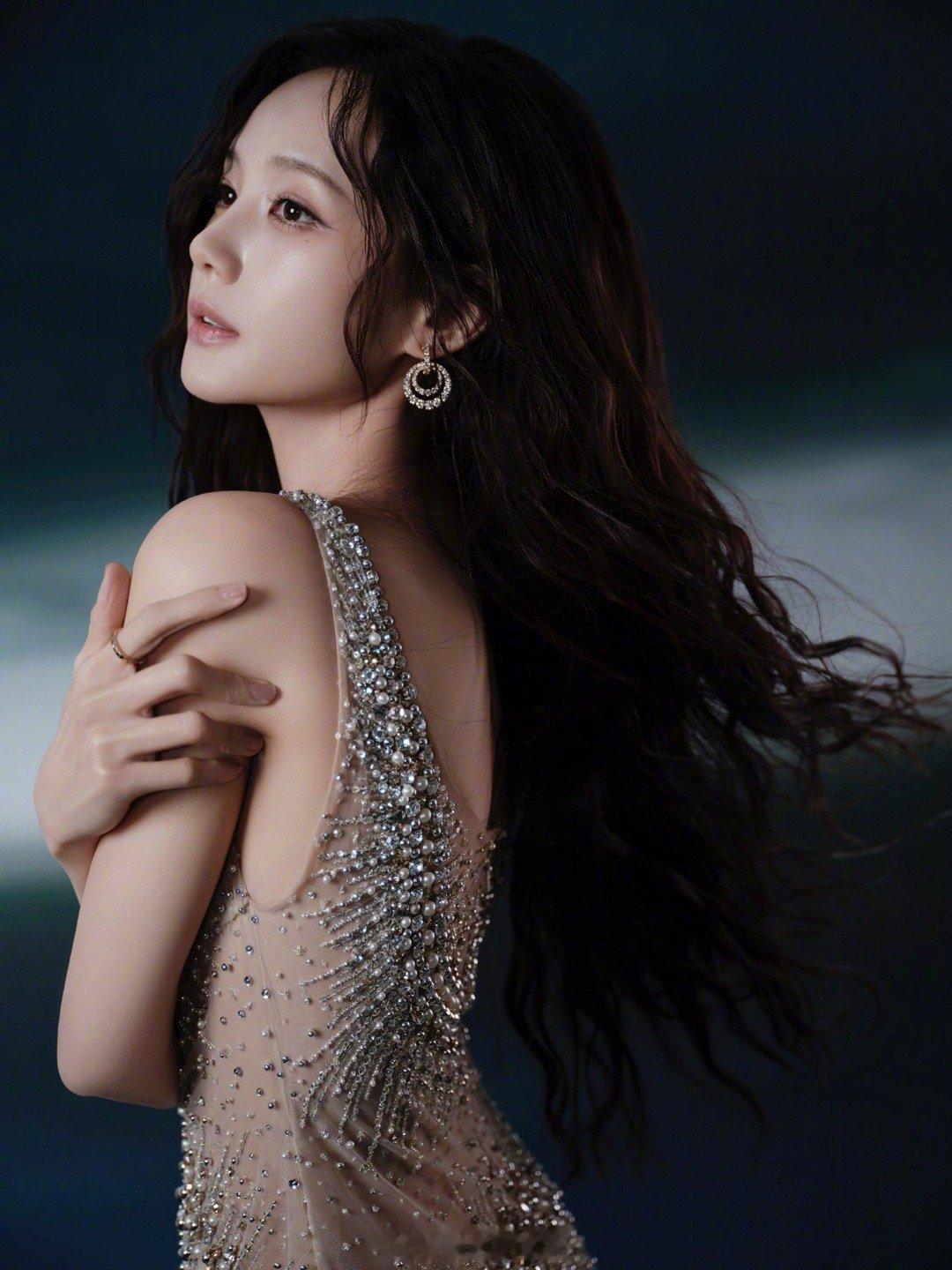 传下去李一桐上岸了从今天起，“海妖”有了最具体的形象，那就是上岸的李一桐。波光