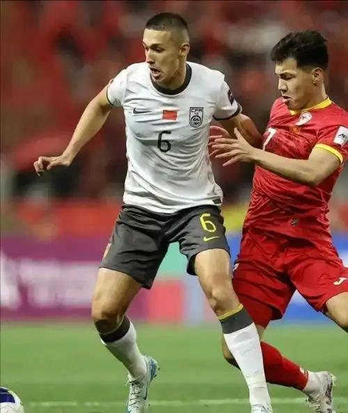 说白了，就是安东尼奥看不上依木兰这种技术流。他想要的是满场飞奔、能扛能打的猛人，