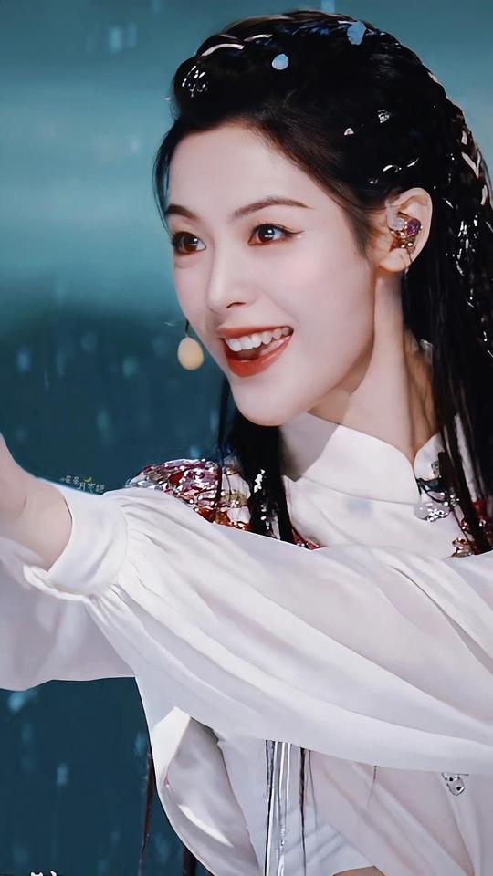 陈丽君：以青春为刃，劈开传统戏曲的星辰大海当“女小生”陈丽君在越剧舞台上执扇