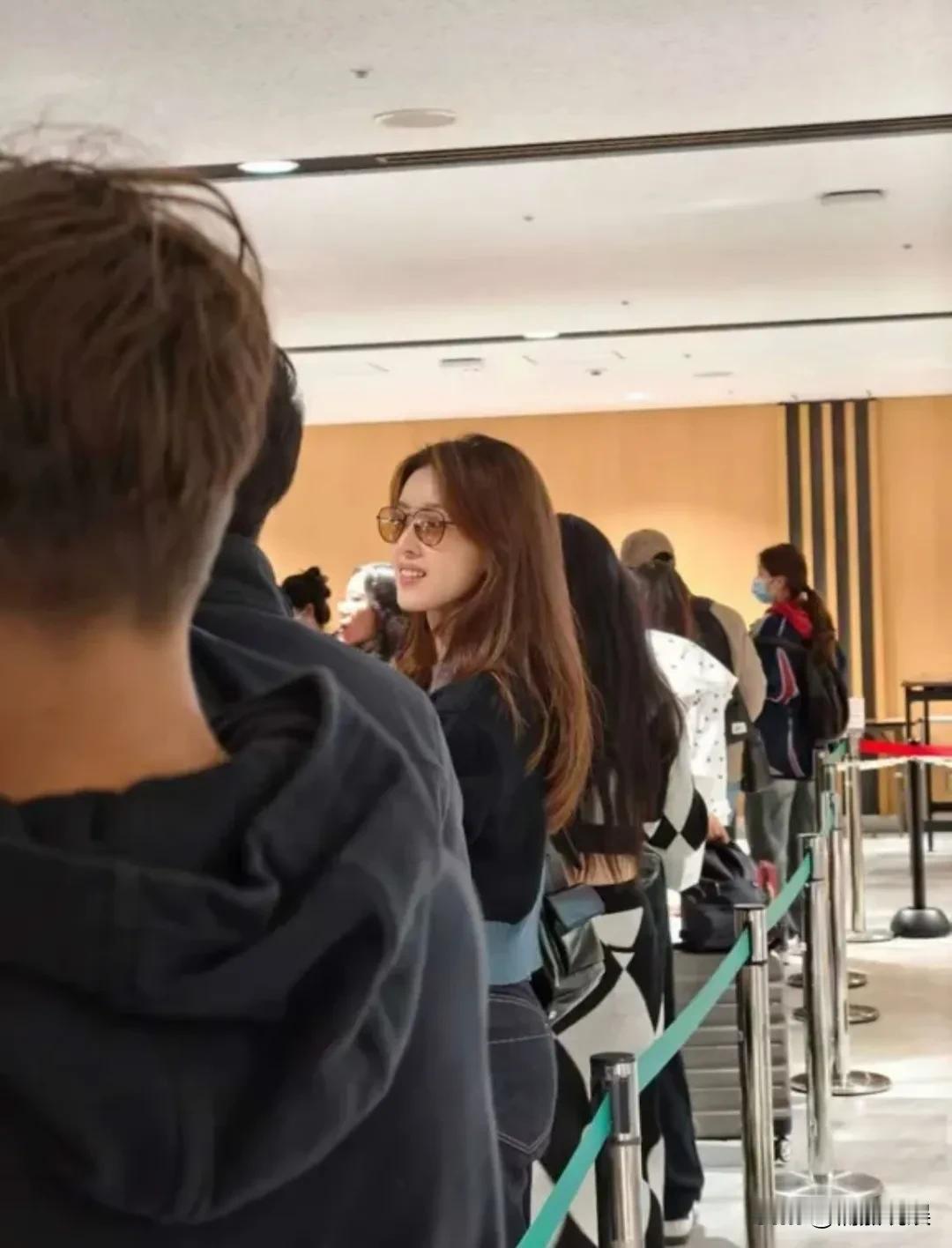 章泽天现身日本机场，路人镜头中的她是真美，怪不得大强子让记者把他拍照拍好看一点。