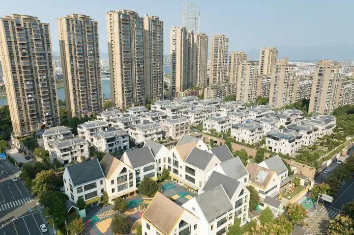 最近，成都住建局和民政局刚联合推出新规，从2026年1月1日起，所有小区和楼宇的