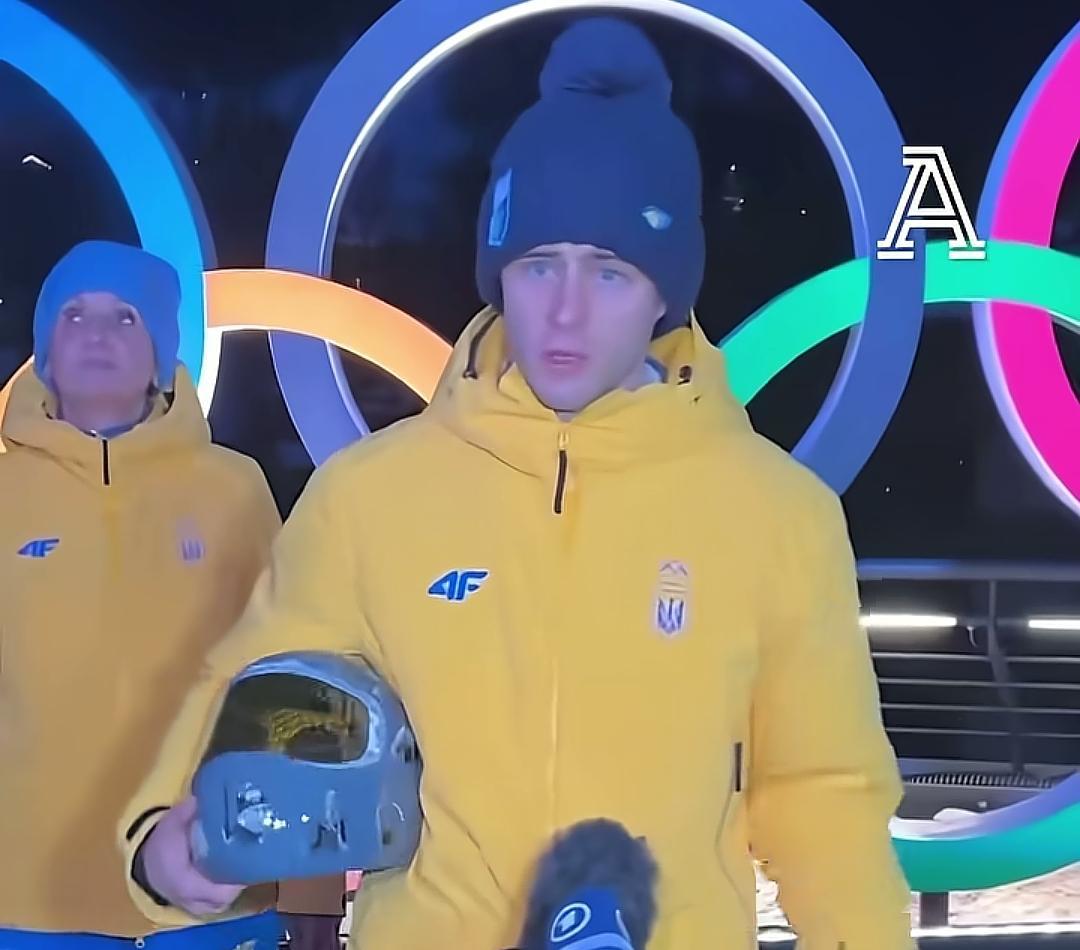 乌克兰运动员把自己给坑了，非得在冬奥会上带着印有俄乌战争冲突阵亡者照片的头盔上场