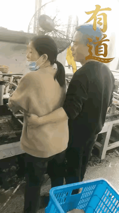 男子发了个视频：看看你们的老婆在外面打工的情况，早晚会出事[捂脸哭]这个女同事