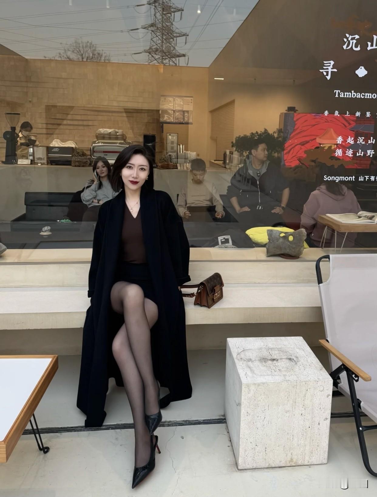 它颜色稳重、质地厚实、自带收缩感，明明是“易用”单品。避免沉闷，要注意有明暗对比