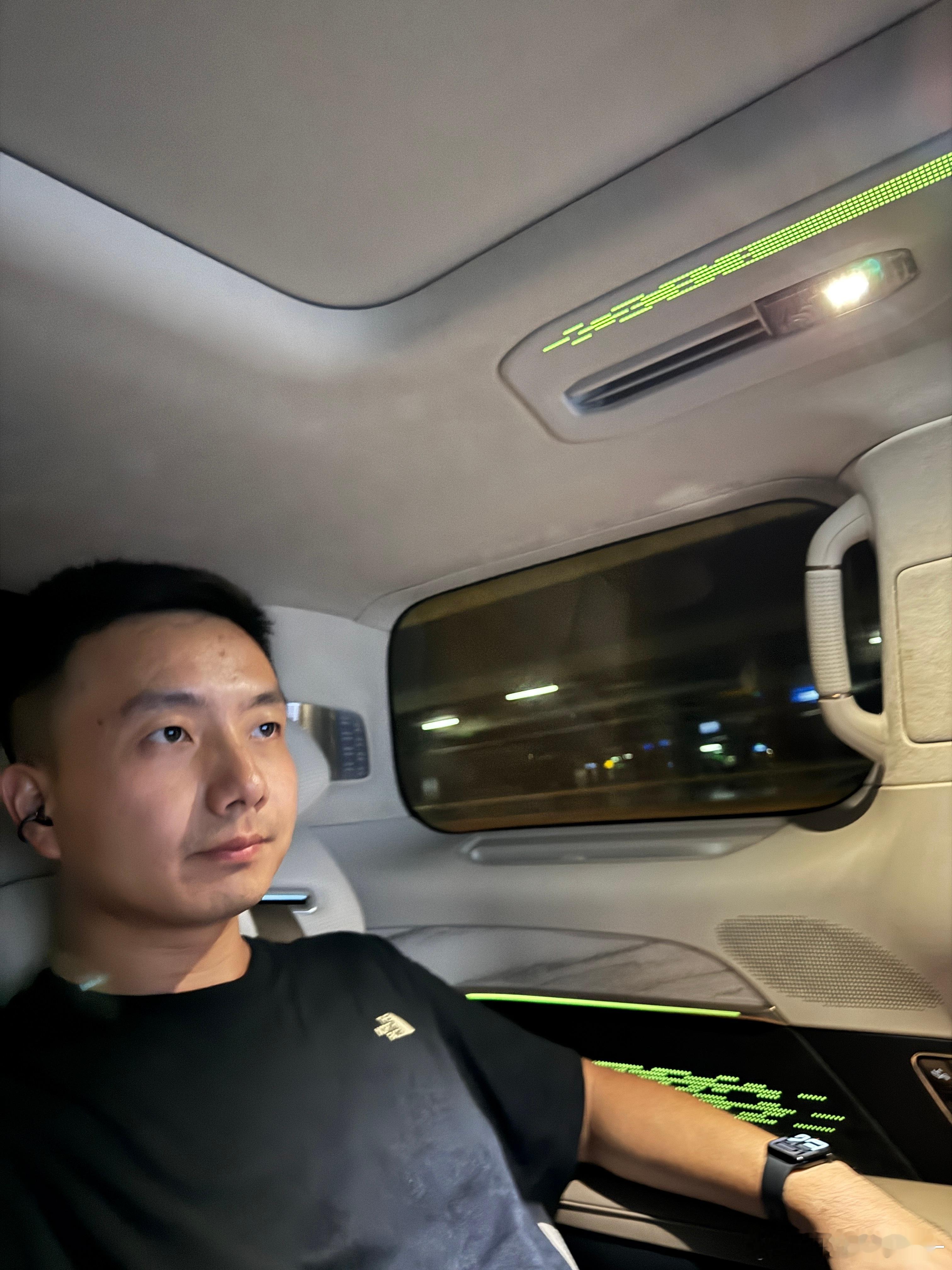 刚从经济舱下来坐上极氪009光辉典藏版，好像有那么一丝不匹配了[并不简单][并不
