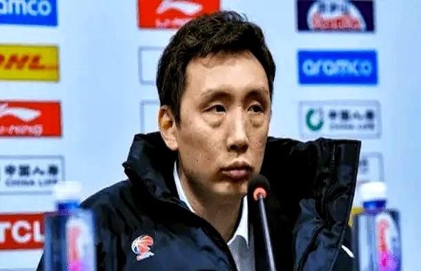 江苏男篮主教练易立最近放话，新赛季球队的目标是冲击季后赛。他这边信心满满，说