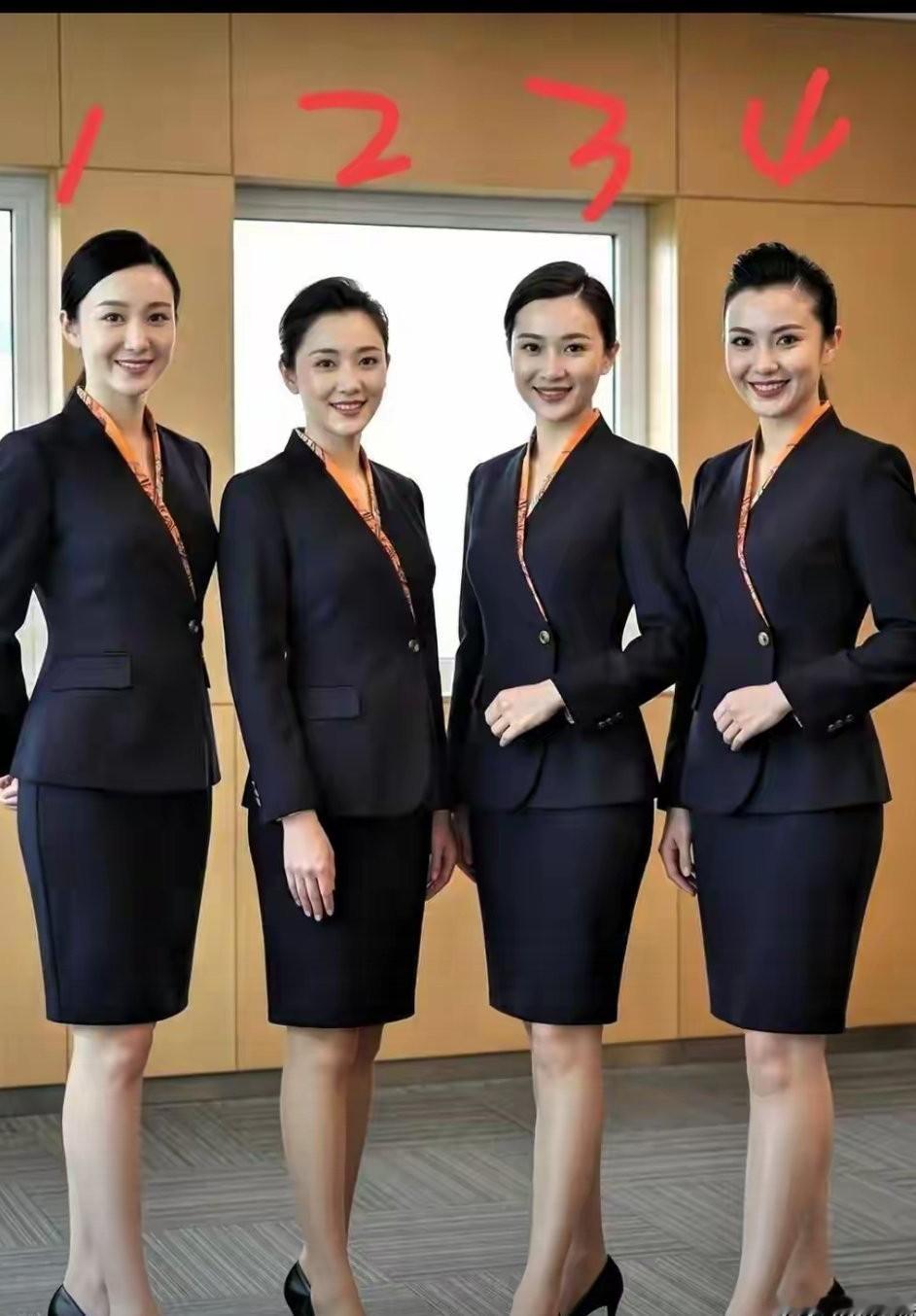 你能看出来这四人当中有一个是男扮女装的吗？图片上有4个都是穿着统一西装制服的，可