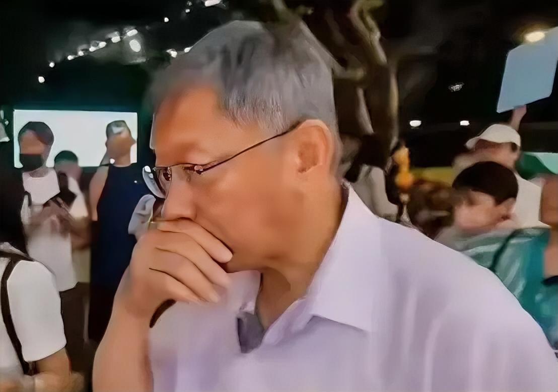 柯文哲与刘芩妤4月17日晚前往台中市逢甲夜市扫街时，突遭2名骑乘摩托车的不明人士