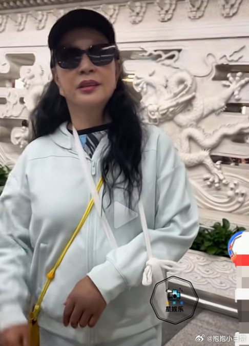 近日，刘晓庆左胳膊跨着颈带出现在机场，据说是在录制《一路繁花2》时踩空掉下去了，