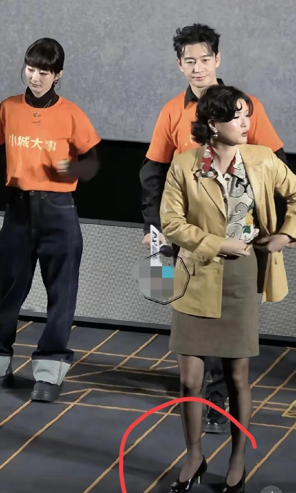 看了赵丽颖的活动，我妈妈说，赵丽颖这么可爱，怎么穿那么厚重的鞋，还有这条歪歪裤，