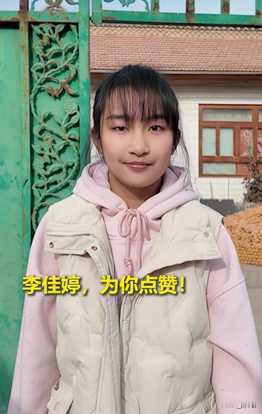 救人的女孩叫刘佳婷，13岁，是宁夏同心县第二中学七年级学生，当她穿着湿漉漉的衣服