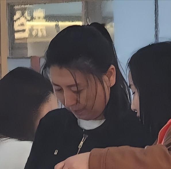 闫学晶，冲上热搜13日，网上曝光，闫学晶3名亲属均毕业于中戏，再加上中戏表演