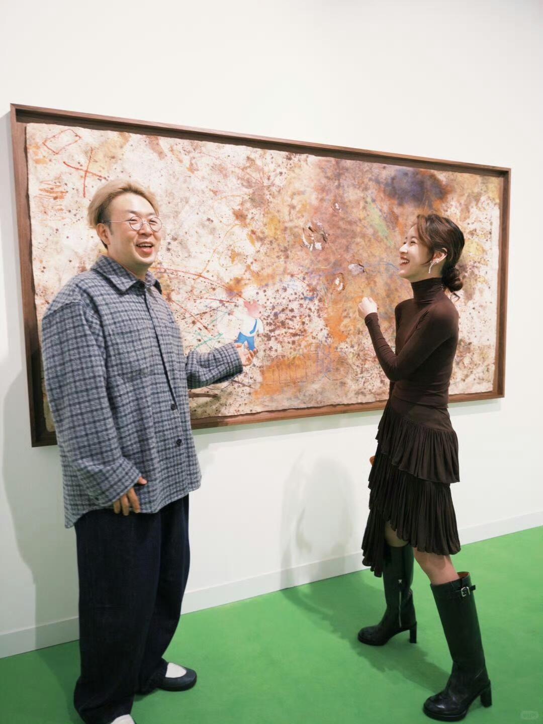 章泽天和杜海涛又一起去看画展了，两人有说有笑的，他俩什么时候关系这么好了？​​