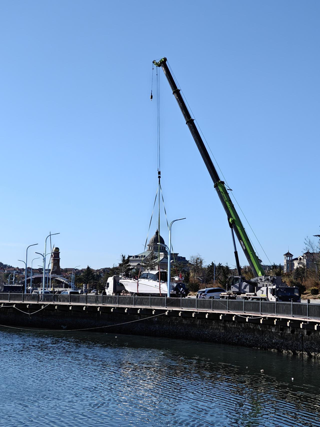 年终岁末，一个大学的法学院教授的言行，被网友晒了出来，据说有国外机构资助的背景，