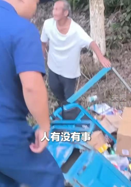 “上央视新闻了！”江西，消防员训练返程途中，偶遇路边摔倒老人呼救，迅速上前查看