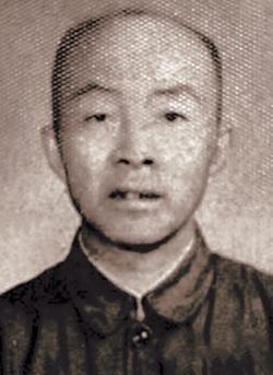 1936年，一红军战士不慎落到了敌人手里。押解途中，一老汉瞅见后，黑着脸，上去就