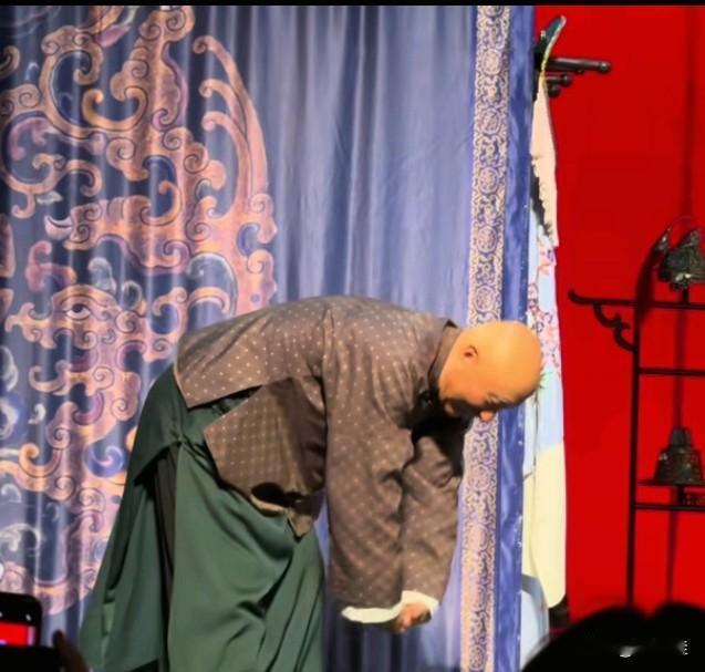 71岁陈佩斯这11次鞠躬，鞠出了最真的艺德！武汉琴台大剧院里，连续四天的话剧