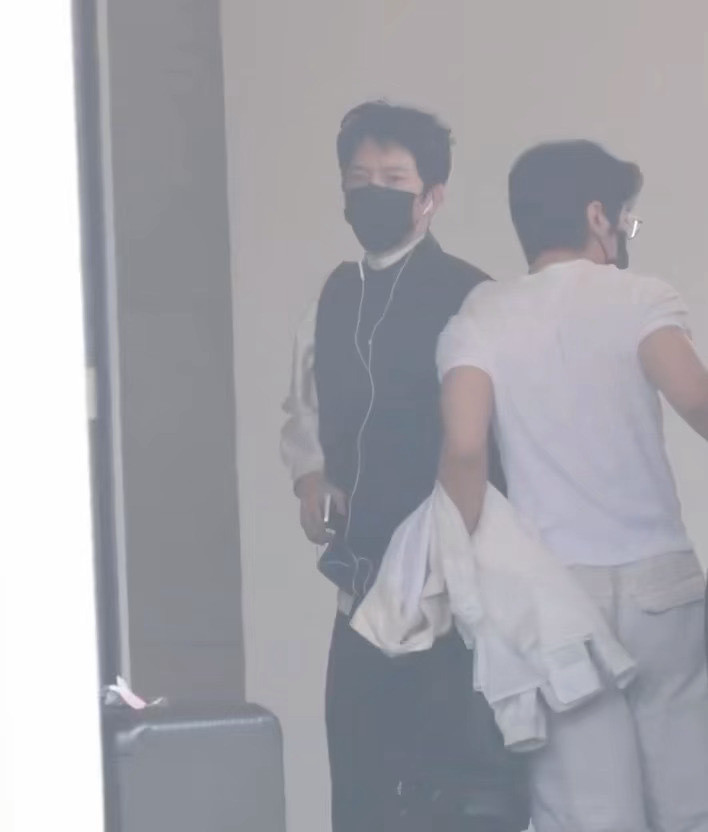 刘雯改签避嫌刘雯和井柏然一起看李荣浩演唱会被cp粉骂后，直接改早班机避嫌独自回