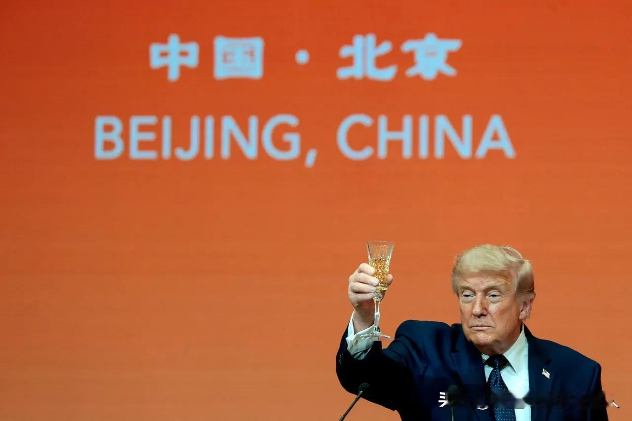 这一口酒，值一千亿！特朗普在宴会上端起酒杯浅浅抿了一口，这个动作可能比任何一份联