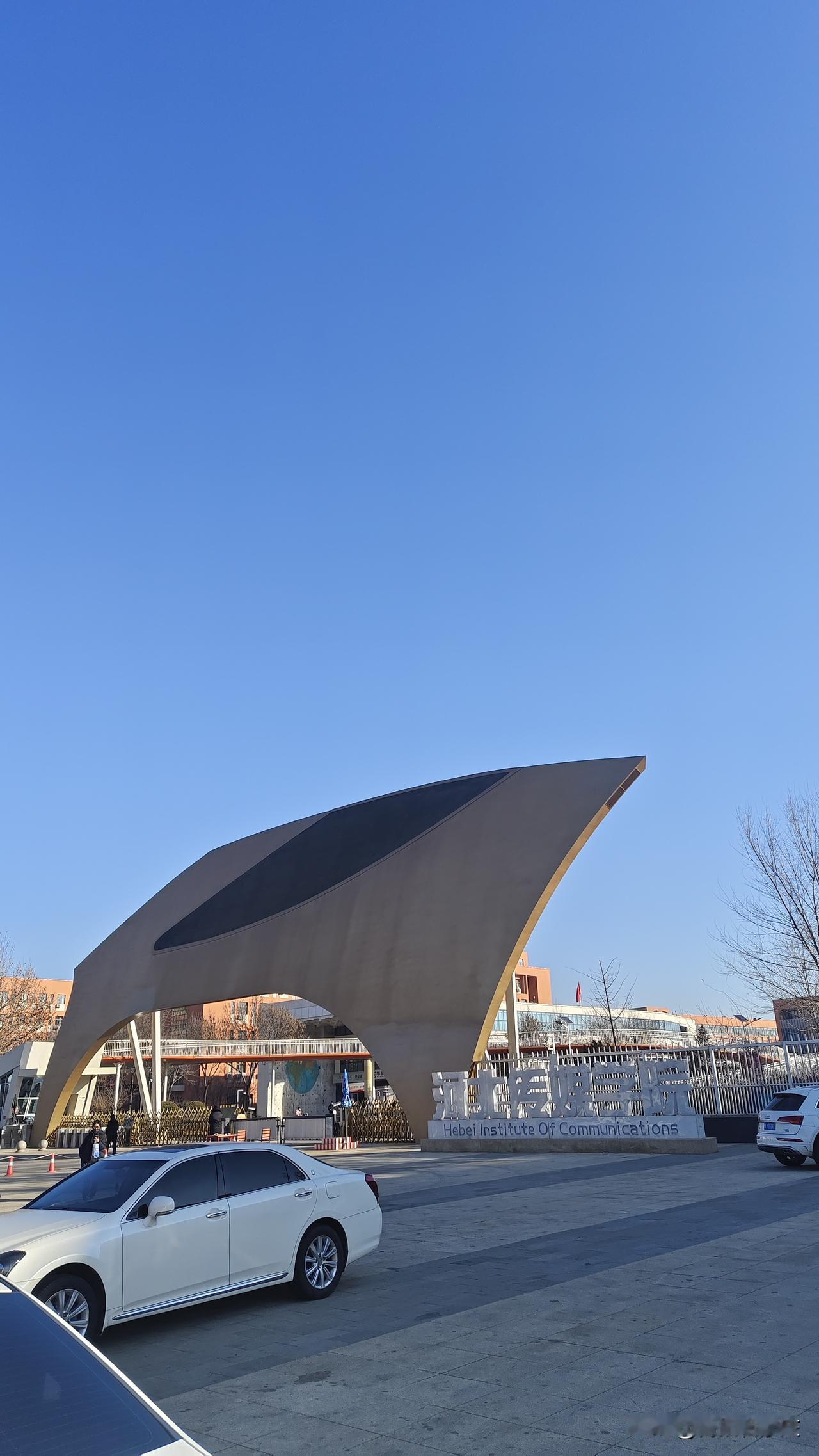 一座大学，真的可以带动城市经济的发展！栾城的传媒附近，有很多餐饮店，酒店，超市